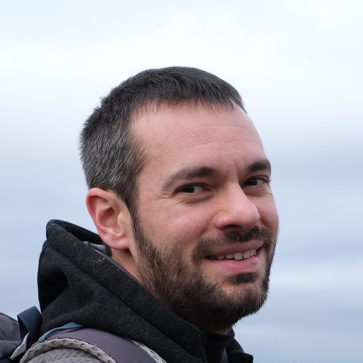Michaël Perrin en randonnée, sac sur le dos